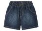 Donkerblauwe kinderjeansshorts met elastische tailleband en gele stiksels.
