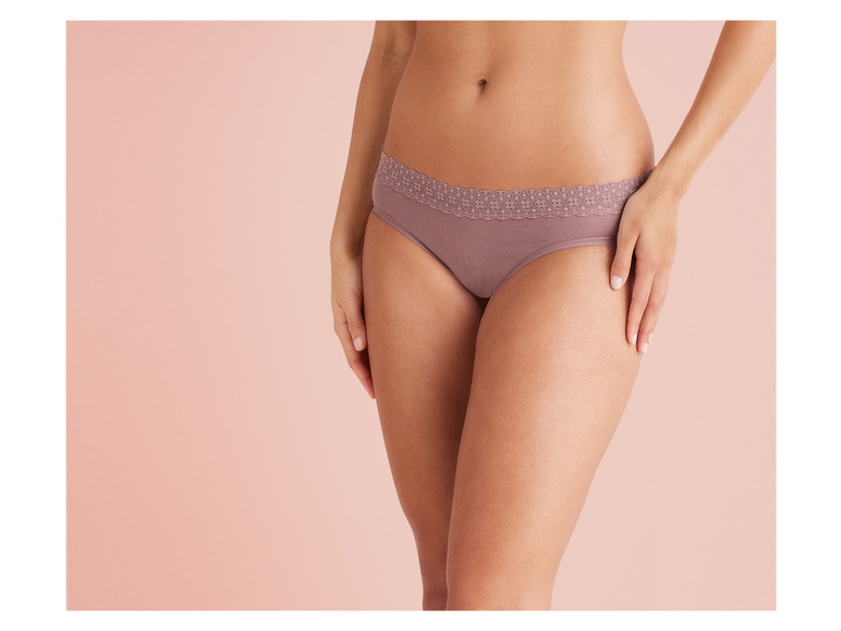 Vrouwelijke onderbroek met kantdetail.