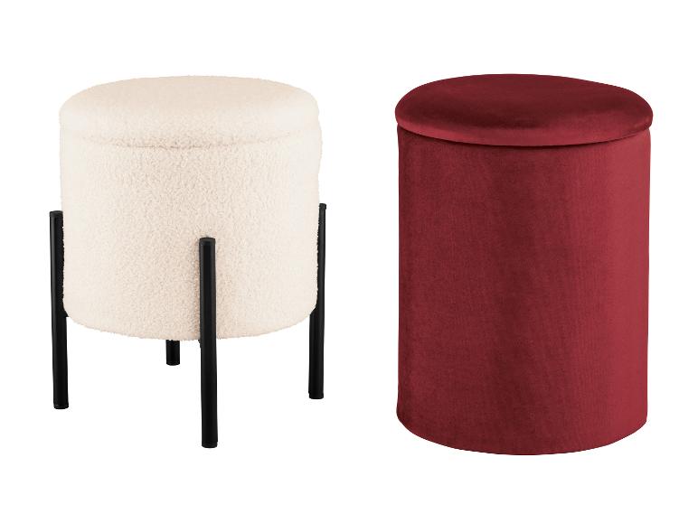Twee poefs: een van rode fluweel en een van beige imitatie schapenvacht, beide met zwarte poten.