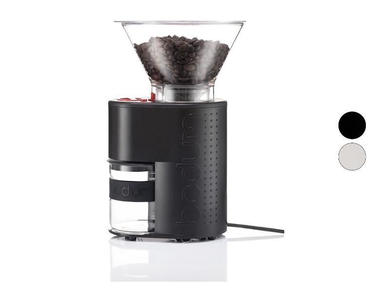 Een zwarte Bodum koffiemolen met een transparante trechter vol koffiebonen.