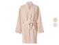 Lichtroze mousseline badjas met strikceintuur, getoond met twee kleurstaaltjes.