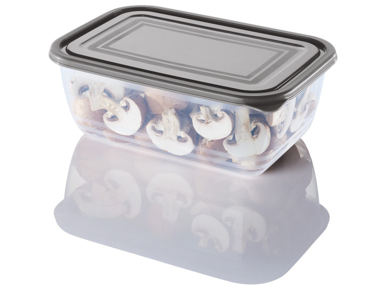 Een plastic bak met champignons