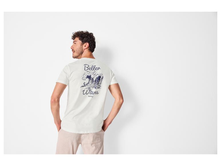 Man in wit T-shirt met surferprint en beige korte broek