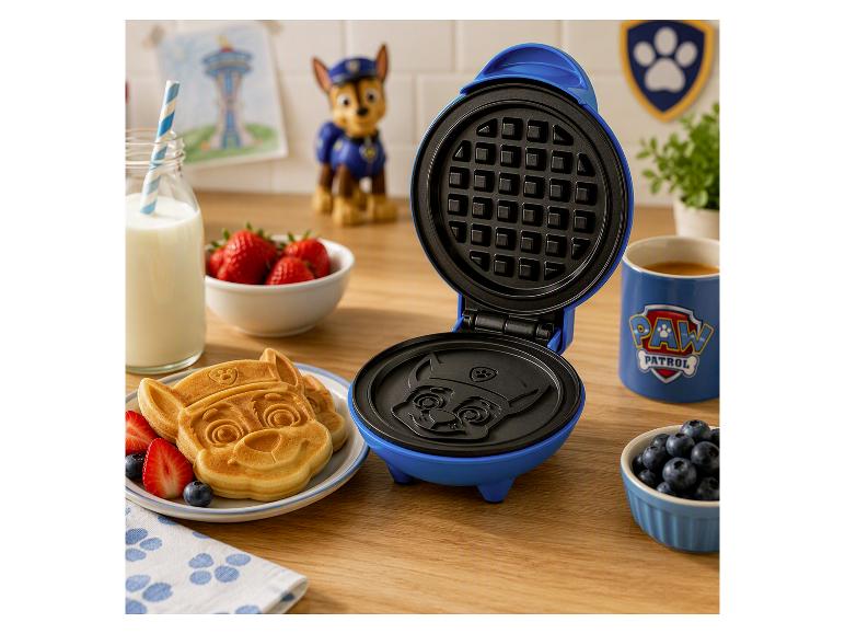 PAW Patrol wafelijzer met een versgebakken wafel in de vorm van Chase op een bord
