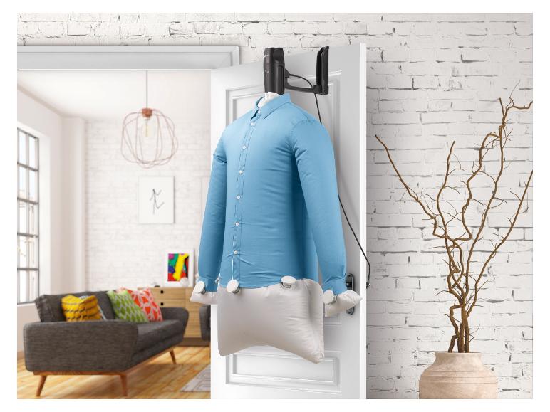 Een stoomstrijkijzer voor overhemden, bevestigd aan een deur.