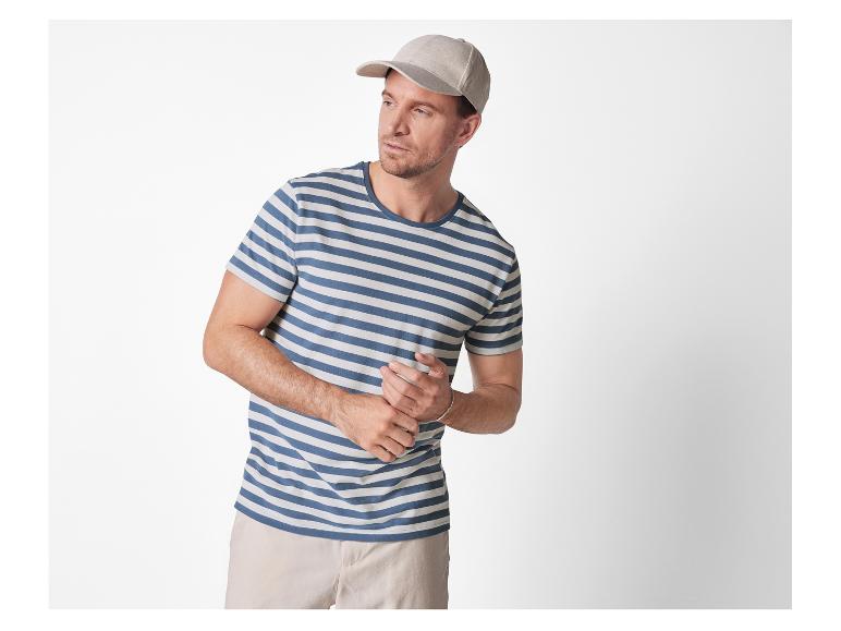 Man draagt een gestreept t-shirt en een baseballpet.