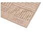 Beige handdoek met gestreept patroon en geborduurde tekst.