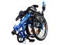 Blauwe vouwfiets met 'AGON'-merk op het frame en zadel