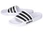 Witte Adidas slippers met drie zwarte strepen.
