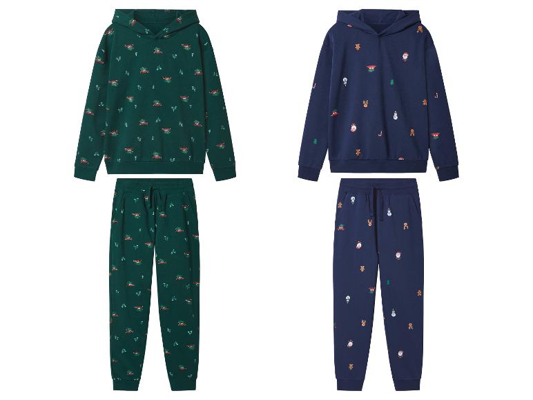 Twee kerstpyjamasets, één groene met auto's en één blauwe met figuren.