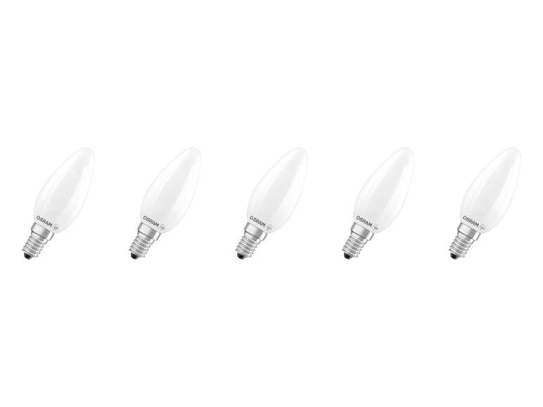 Vijf witte kaarsvormige gloeilampen met schroefvoet, op een rij gerangschikt.