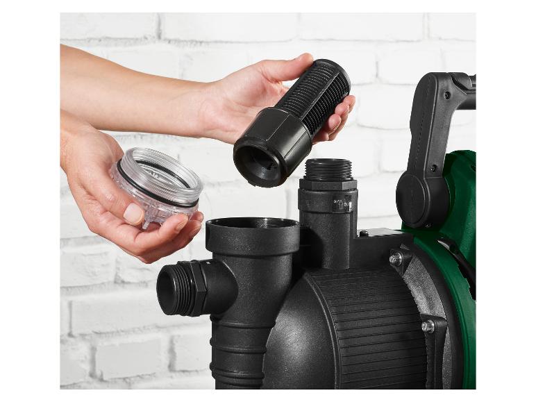 Handen houden een filter en een transparante container boven een zwarte waterpomp.