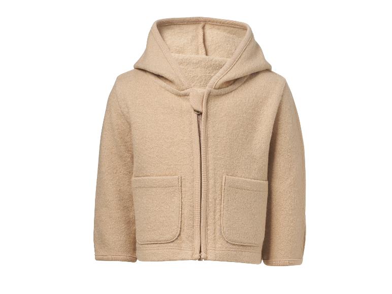 Beige kinderjas met capuchon en rits, gemaakt van een zachte, wollige stof.