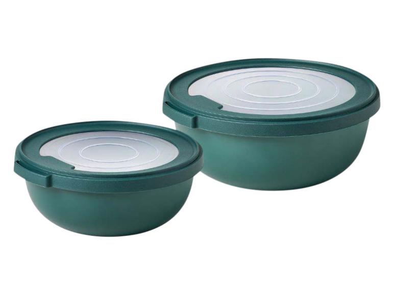 Twee groene kommen met transparante deksels, in verschillende maten.
