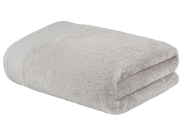 Een gevouwen grijze badhanddoek.