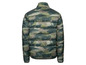 Een groene winterjas met camouflageprint.