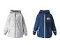 Twee kinderregenjassen: een witte met automotief en een blauwe met wolk en 'HAPPY DAY'.
