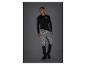 Man in zwart sportshirt met lange mouwen en reflecterende sportbroek