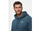 Man in blauwe hoodie met trekkoorden en logo op borst