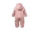 Roze babyoverall van wol met capuchon, van achteren gezien.