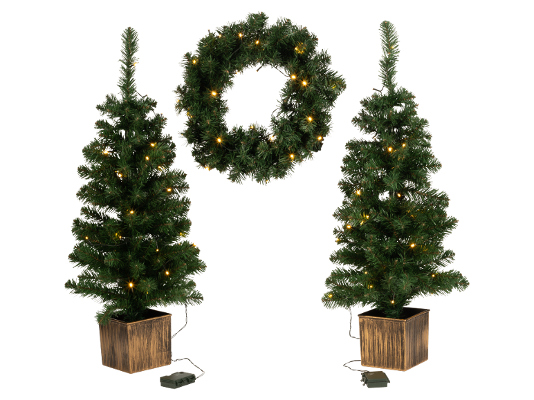 Twee voorverlichte kunstkerstbomen in vierkante plantenbakken en een bijpassende voorverlichte krans.