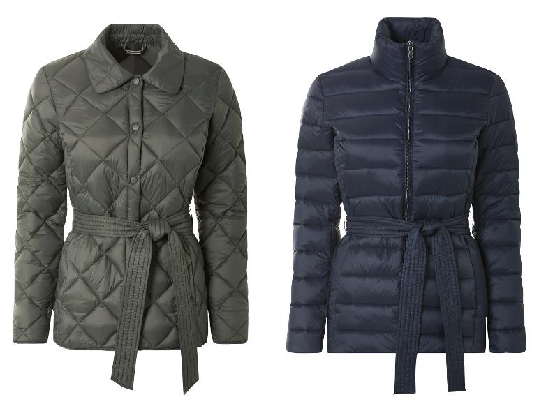 Twee gewatteerde damesjassen, één kaki en één donkerblauw, met tailleriemen.