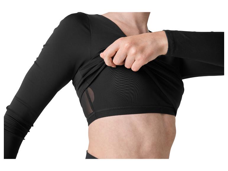 Vrouw past een zwart thermoshirt met lange mouwen aan, bovenlichaam zichtbaar.