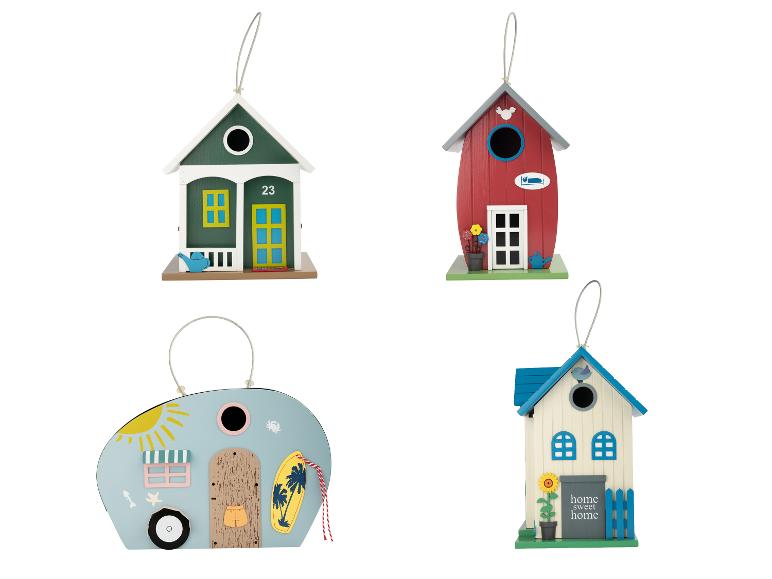 Vier verschillende houten vogelhuisjes met verschillende thema's.