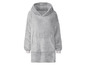 Een grijze hoodie-deken met capuchon.