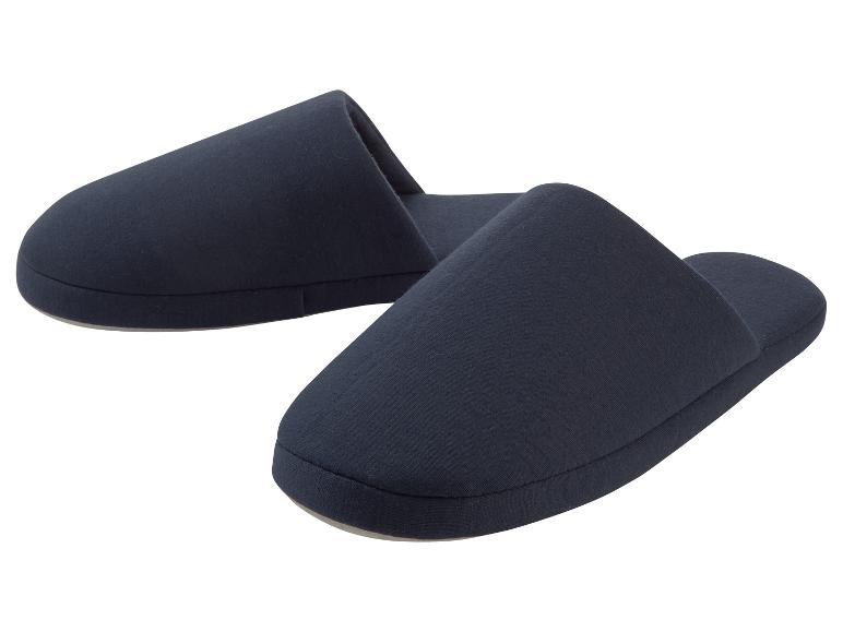Donkerblauwe wollen pantoffels.