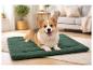 Een corgi-hond ligt op een groene Karlie thermische mat voor huisdieren.