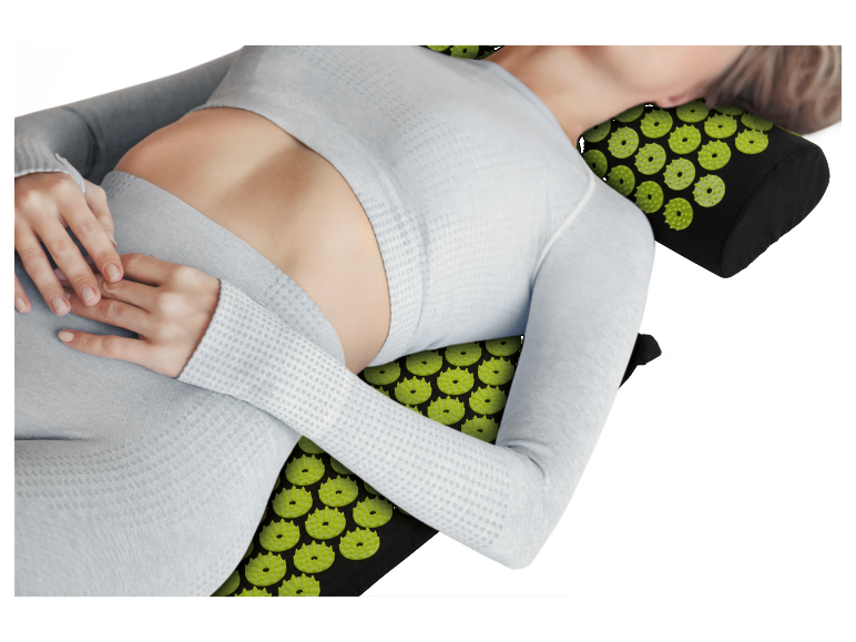 Een vrouw ontspant zich op een acupressuurkussen.