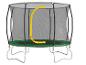 Groene trampoline met veiligheidsnet en gele beugel.