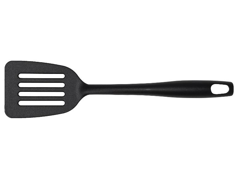 Zwarte plastic spatel met sleuven op een witte achtergrond