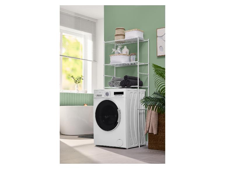 Witte wasmachine met opbergrekken erboven, in een moderne badkamer.