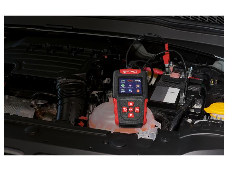 Autobatterijtester aangesloten op de accu in de motorruimte.