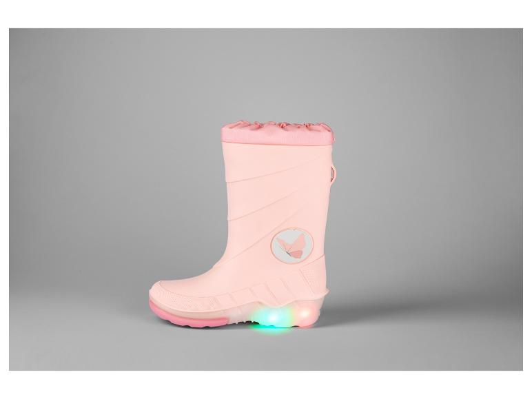 Roze regenlaars met vlindermotief en lichtjes.
