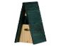 Groen houten insectenhotel met een natuurlijk houten interieur, A-frame vormig.