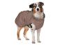 Australian Shepherd in bruine hondenjas met reflecterende pootafdruk.