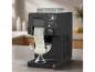SILVERCREST® 3-in-1 IJsmachine SEMK 210 A1 maakt schaafijs in een kom.