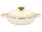 Crèmekleurige gietijzeren braadpan met deksel en goudkleurige knop.