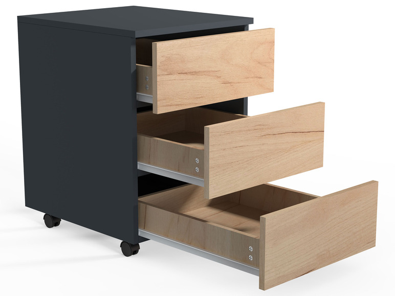 Donkergrijze ladekast met drie houten lades op wielen.