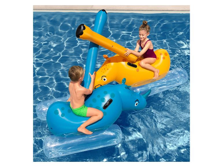 Kinderen spelen met opblaasbare dieren (giraf en neushoorn) in een zwembad.