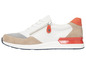 Witte sneakers met rits en oranje accenten.