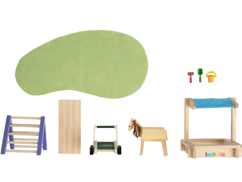 Houten speelgoedset met groene mat, zandbak, ladder, grasmaaier en paard.