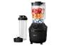 Zwarte blender met fruit en ijs, naast een transparante shakerfles en mes.