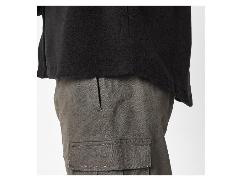 Zwarte fleecetrui en kaki cargobroek