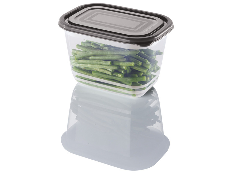 Een doorzichtige plastic bewaardoos met groene bonen.