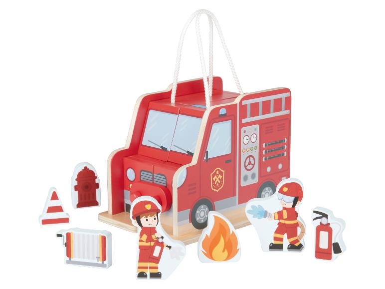 Houten speelset met brandweerthema, inclusief brandweerwagen en figuren.