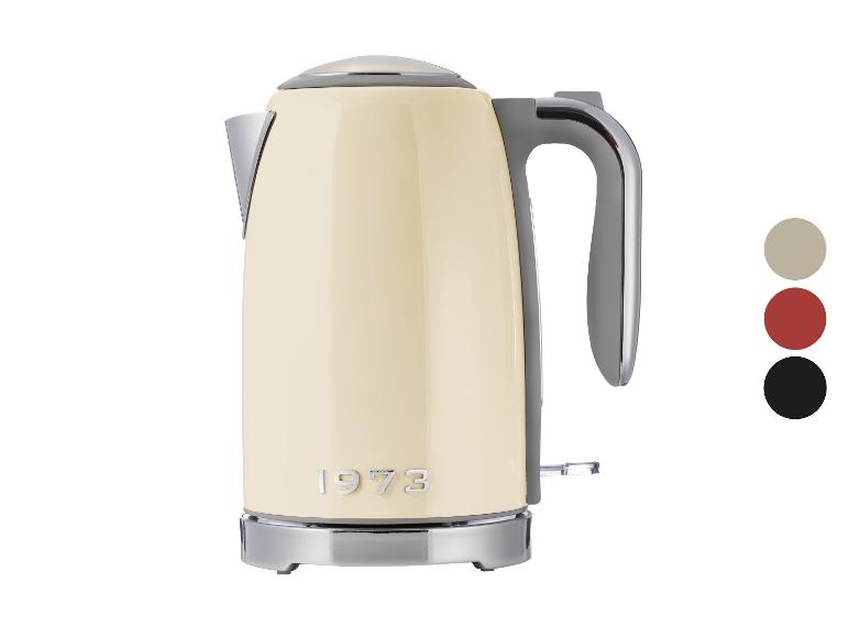 Crèmekleurige retro waterkoker met chromen accenten en '1973' reliëftekst.